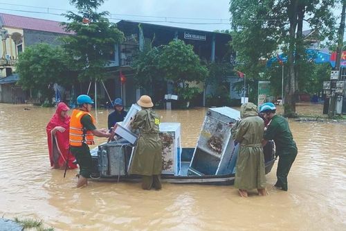 Mưa lớn chia cắt nhiều tuyến đường ở Nghệ An