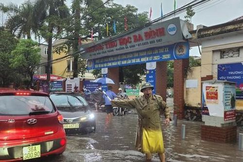 Mưa lớn gây ngập lụt, ách tắc giao thông ở thành phố Thanh Hóa