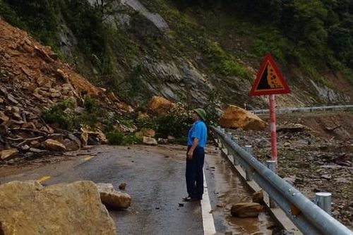 Mưa lớn gây sạt lở, hàng trăm khối đất đá đổ xuống quốc lộ gây ách tắc