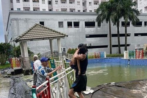 Bé gái ngạt nước trong hồ cảnh quan tại chung cư ở TPHCM đã tử vong
