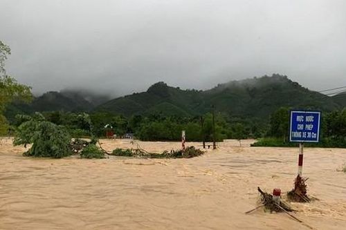 Mưa lớn ở Thanh Hóa làm ngập lụt chia cắt nhiều nơi, 1 người mất tích