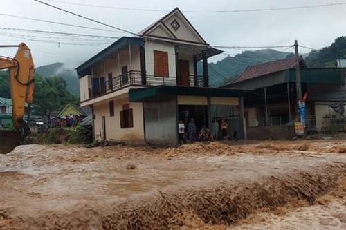 Nghệ An: Nước lũ chảy xiết ở nơi từng xảy ra lũ quét kinh hoàng
