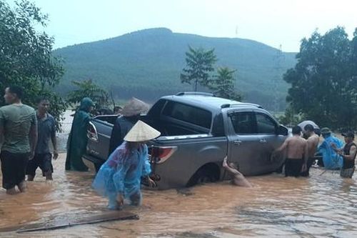 Người dân 'giải cứu' ô tô chìm trong biển nước