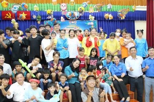 Đem 'Vầng trăng yêu thương' đến với trẻ mồ côi và con công nhân