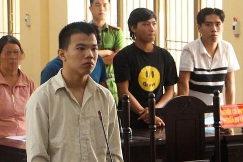 Đâm bạn trọng thương vì không chịu chung tiền nhổ xe cắm lại quán karaoke
