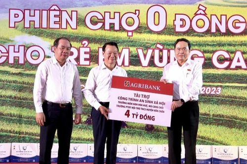 Agribank trao 4 tỷ đồng tài trợ 2 công trình xã hội tại Yên Bái