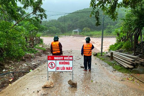 16 thôn bản và một số tuyến đường ở Quảng Bình bị chia cắt do mưa lớn