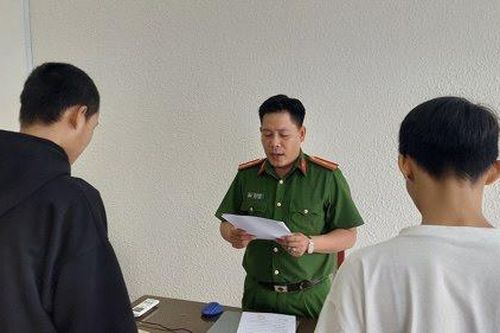 Khởi tố 2 đối tượng chống người thi hành công vụ