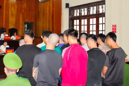 13 thanh niên trong vụ ném gạch làm chết người lĩnh hơn 41 năm tù