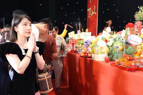 Hoa hậu Jennifer Phạm, diễn viên Quỳnh Nga tề tựu tại lễ giỗ Tổ nghề sân khấu