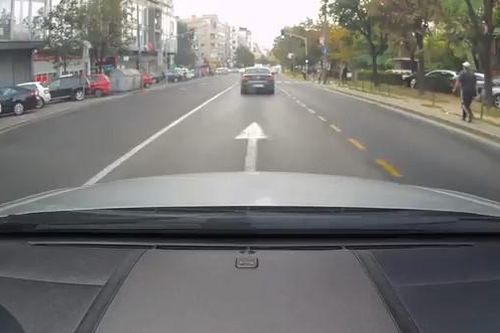 Vô lăng bỗng nhiên bị cứng, xe SUV mất kiểm soát lao sang làn ngược chiều