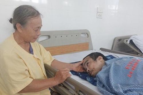 Không có tiền, góa phụ bất lực xin đưa con về nhà phó mặc cho số phận