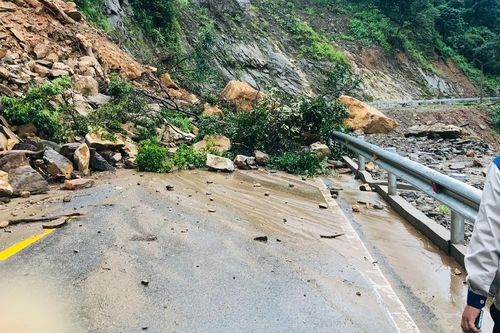 Hàng trăm khối đá chắn ngang quốc lộ 8, đường lên cửa khẩu Cầu Treo bị ách tắc