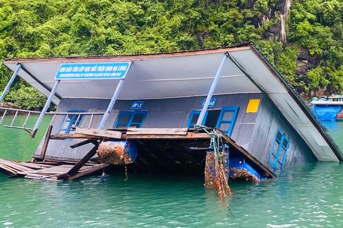 Nhà bảo tồn ở làng chài Cửa Vạn bị gió thổi đổ, chìm một nửa xuống vịnh Hạ Long