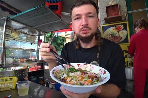 Ăn no căng loạt món ngon ở Việt Nam, khách Tây bất ngờ vì chỉ hết 120.000 đồng