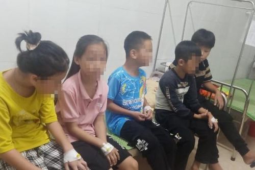 13 học sinh cấp cứu sau bữa trưa nửa tiếng