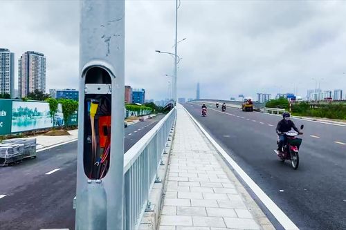 Mới thông xe, hàng loạt cáp điện trên đường song hành cao tốc TP.HCM bị trộm