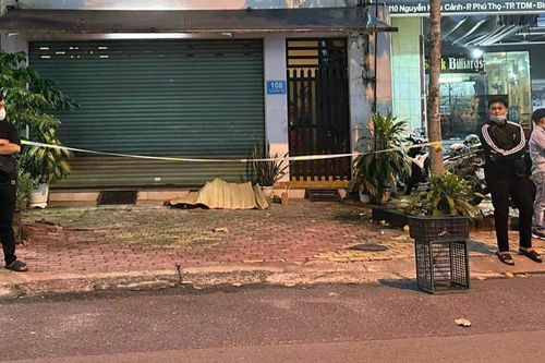 Người đàn ông bán vé số gục chết bên đường, con gái nhỏ kêu cứu