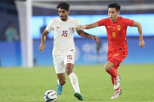 Olympic Trung Quốc vào tứ kết ASIAD, cầu thủ Qatar 'hỏi tội' trọng tài