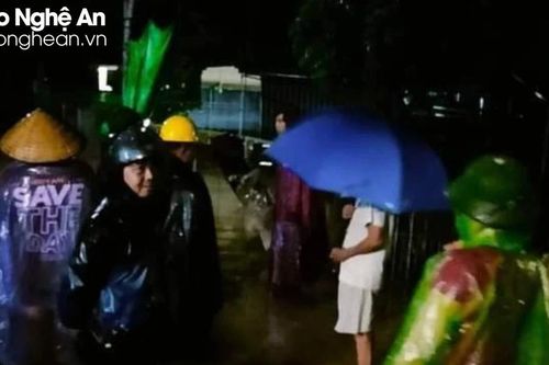 Người dân các huyện Quế Phong, Quỳ Châu, Thanh Chương trắng đêm chạy lũ