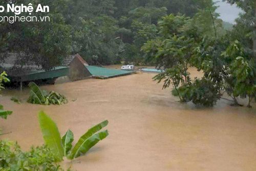 Nhiều hộ dân ở xã Châu Bình (Quỳ Châu) ngập sâu đến nóc, trụ sở xã chìm trong nước