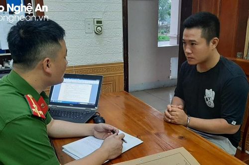 Khởi tố đối tượng đi xe máy, gắn biển kiểm soát giả cướp giật tài sản