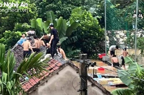Hàng chục học sinh phải trèo lên nóc nhà cầu cứu trong mưa lũ