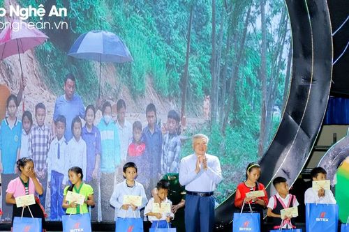 Chánh án Tòa án nhân dân Tối cao vui Tết Trung thu cùng trẻ em xã Môn Sơn (Con Cuông)