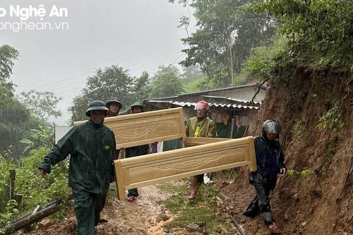 Các lực lượng hỗ trợ người dân khắc phục hậu quả do mưa lũ