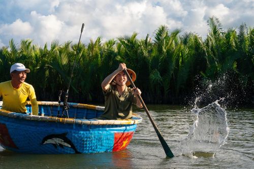 Hành trình 'ngược thời gian' ở Hội An cùng Nhà khám phá Eric Nam