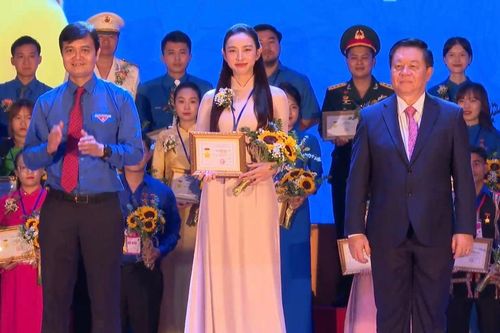 Hoa hậu Nguyễn Thúc Thùy Tiên nhận bằng khen toàn quốc năm 2023