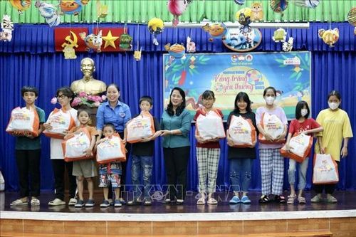 Trung Thu ấm áp cho trẻ thiệt thòi