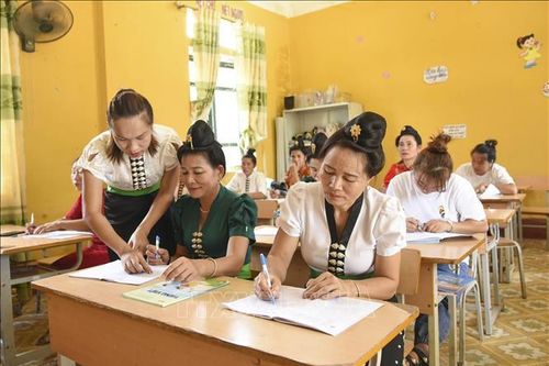 Xóa mù chữ, nâng cao trình độ dân trí cho người dân vùng cao, biên giới