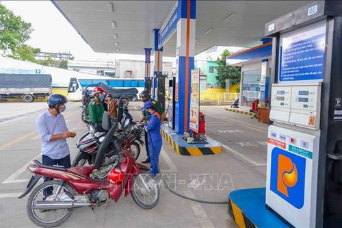 Làm gì để kìm đà tăng giá xăng?