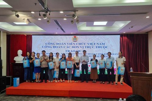 Tặng quà cho người lao động, công đoàn viên có hoàn cảnh khó khăn