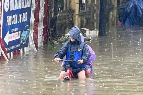 Mưa lớn thâu đêm, nhiều tuyến đường ở TP.Thanh Hóa bị ngập sâu