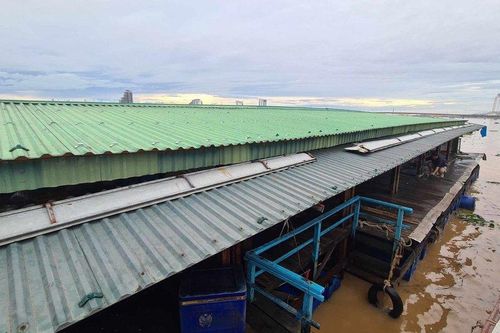 Nước lũ cuốn nhà hàng nổi ra biển, 4 người được cứu thoát