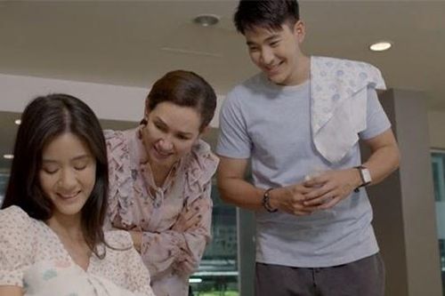 Tôi vừa sinh xong chồng run run bế con lật tã xem rồi reo lên: 'May quá không giống anh!'