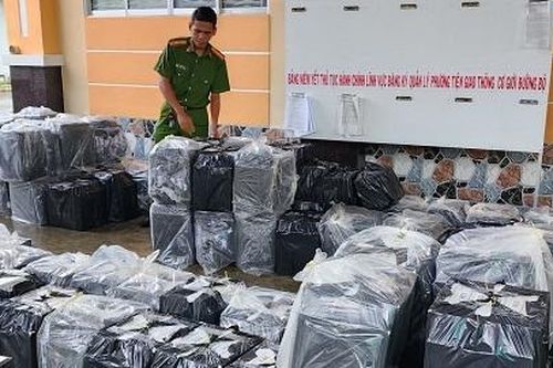 Kiên Giang: Bắt đối tượng vận chuyển 25 ngàn gói thuốc lá lậu
