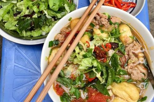 Khách Tây tấm tắc khen món ăn quen thuộc của người Việt: Đừng chỉ vì phở mà bỏ lỡ!
