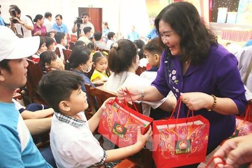 Mang Trung thu đến với con em công nhân lao động