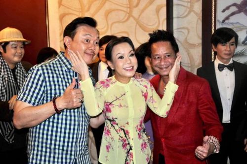 Việt Hương tiết lộ lí do đặt bàn thờ cố nghệ sĩ Chí Tài cạnh bàn thờ Tổ