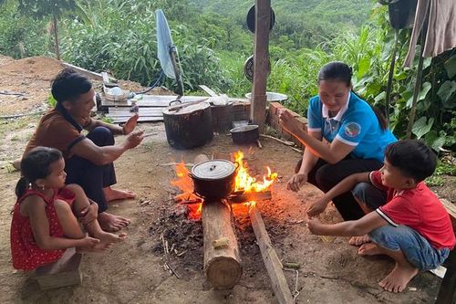 Phụ nữ dân tộc thiểu số giúp nhau xóa đói, giảm nghèo