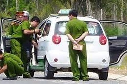 Gã taxi chiếm điện thoại, lấy tiền từ tài khoản khách bỏ quên