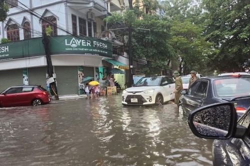 Mưa lớn kéo dài, nhiều tuyến đường ở thành phố Thanh Hóa ngập trong biển nước
