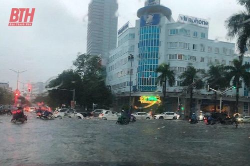 Nhiều tuyến đường ở TP Thanh Hóa bị ngập sâu gây ùn tắc giao thông