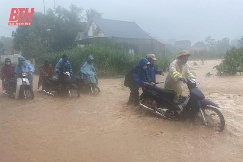 Công an Thanh Hóa giúp dân phòng, chống mưa lũ