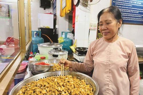 Ấm lòng những suất cơm từ thiện