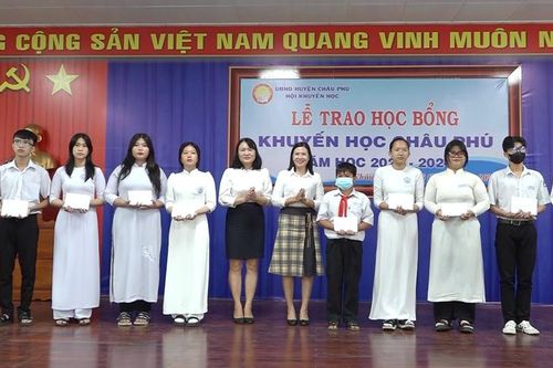 89 suất học bổng trao cho học sinh hoàn cảnh khó khăn huyện Châu Phú