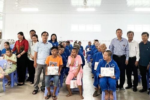 Phó Bí thư Thường trực Tỉnh ủy, Chủ tịch HĐND tỉnh An Giang Lê Văn Nưng trao quà cho thiếu nhi và người già nhân dịp Trung thu